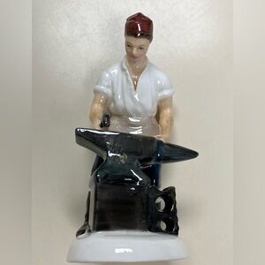 *MINT* Royal Doulton THE BLACKSMITH OF WILLIAMSBURG Figurine HN 2240, 1959